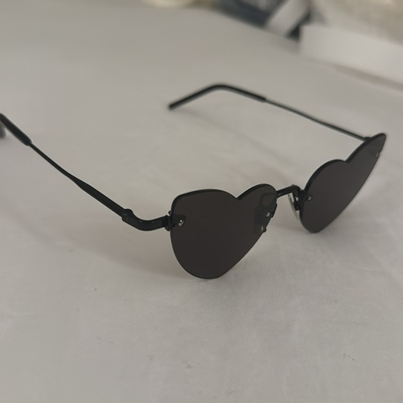 Saint Laurent black heart framed sunglasseses 
SL 301 LOULOU
Metal frame - Picture 3 of 4